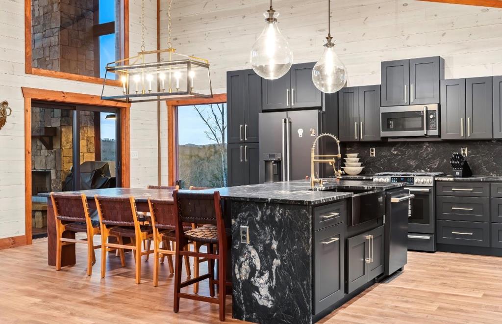 428906 Mineral Bluff Residential