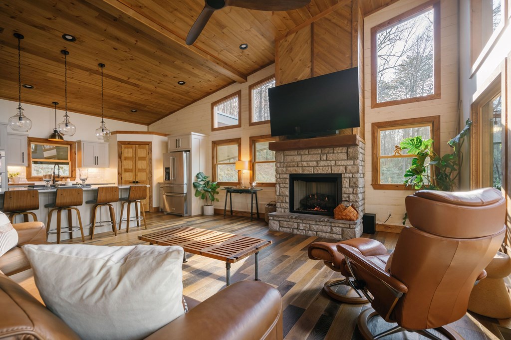 428925 Mineral Bluff Residential