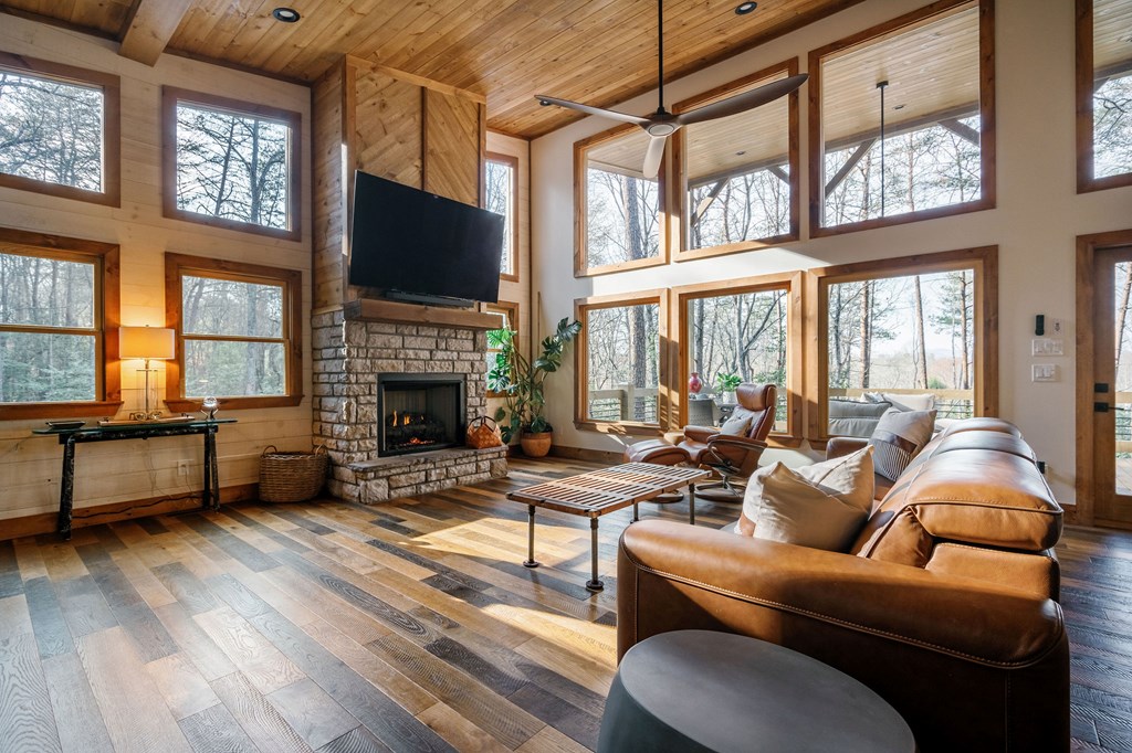 428925 Mineral Bluff Residential