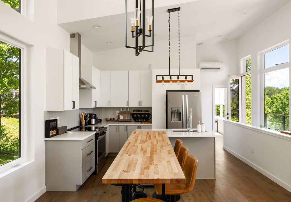 428981 Young Harris Residential