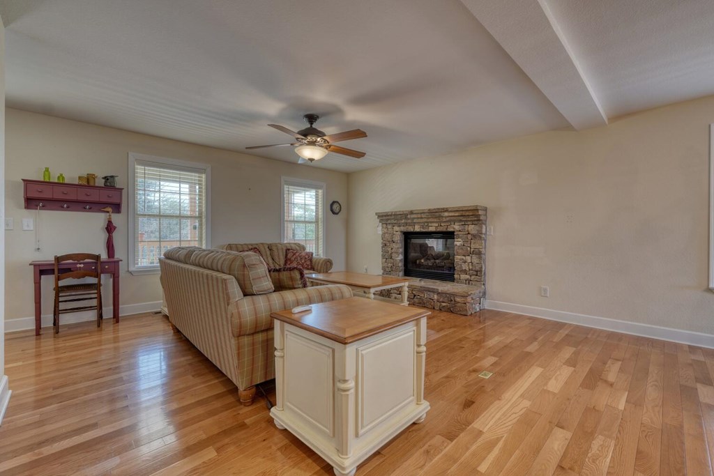 429042 Young Harris Residential