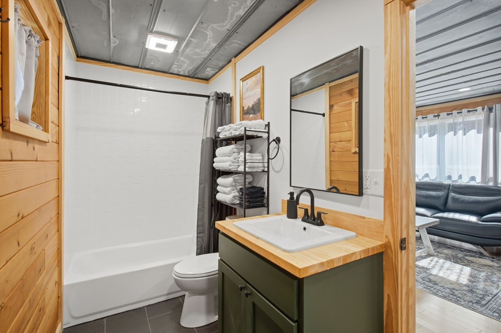 429231 Clarkesville Residential