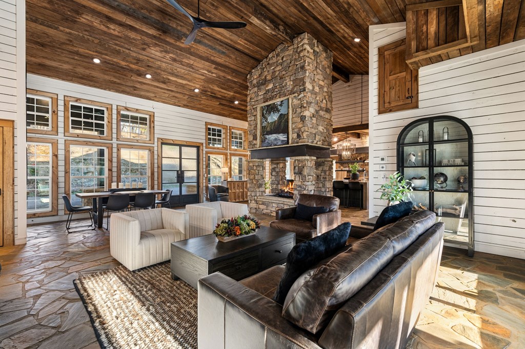 429327 McCaysville Residential