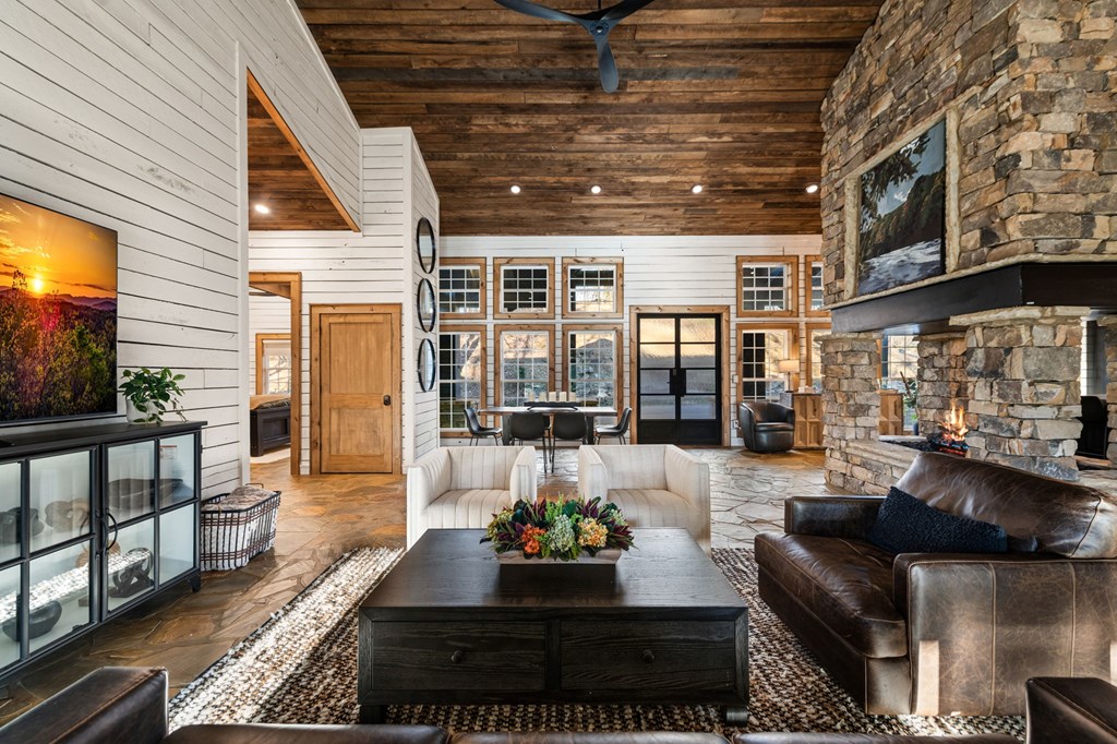 429327 McCaysville Residential