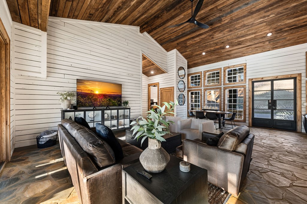 429327 McCaysville Residential