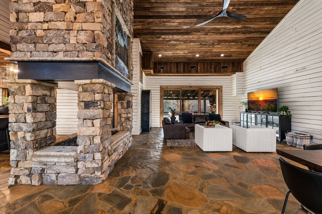 429327 McCaysville Residential