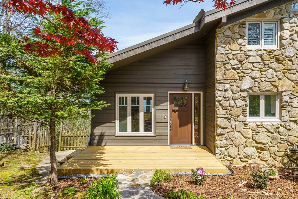 429464 Chatsworth Residential