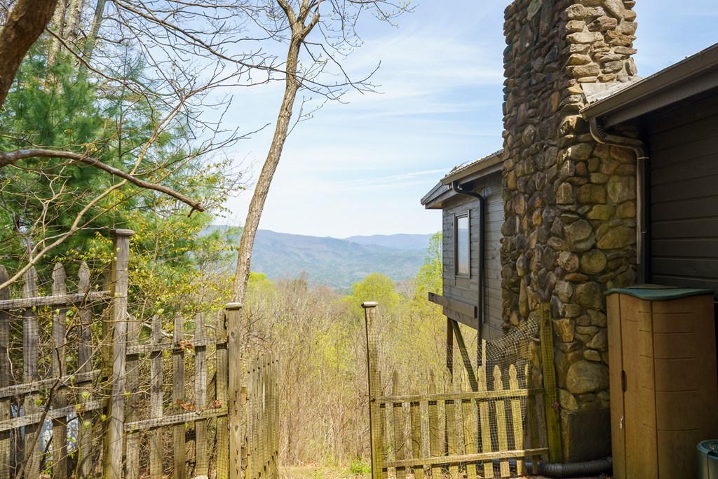 429464 Chatsworth Residential