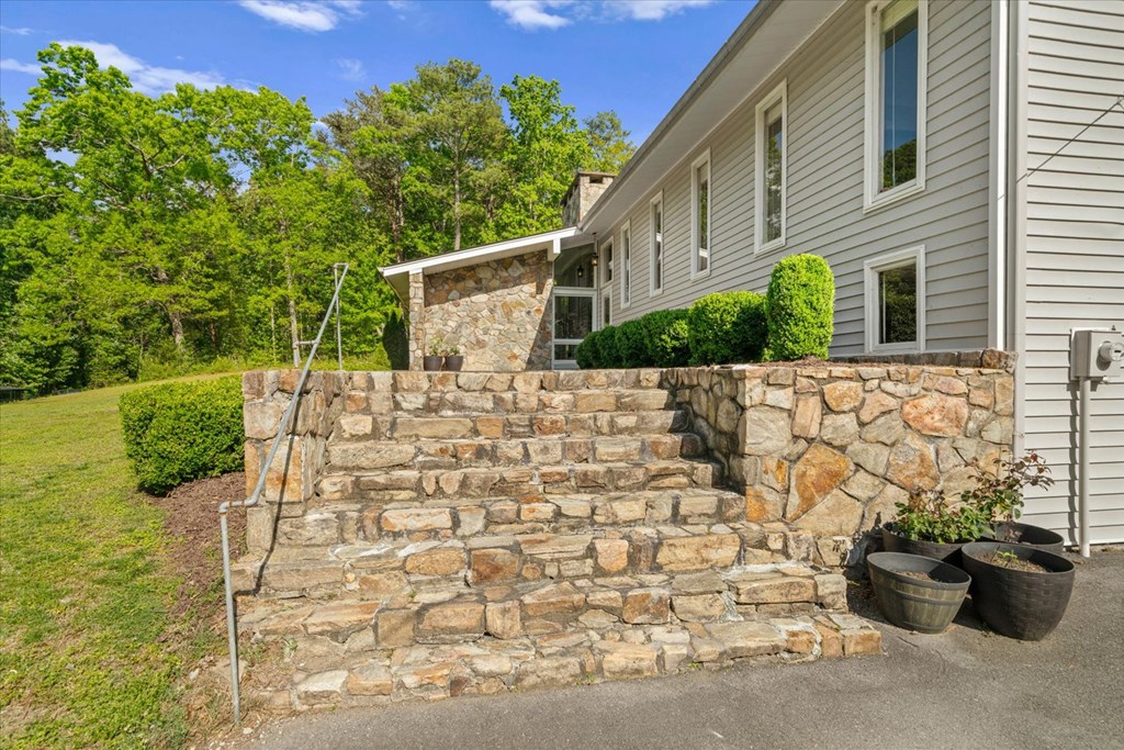 429772 Chatsworth Residential