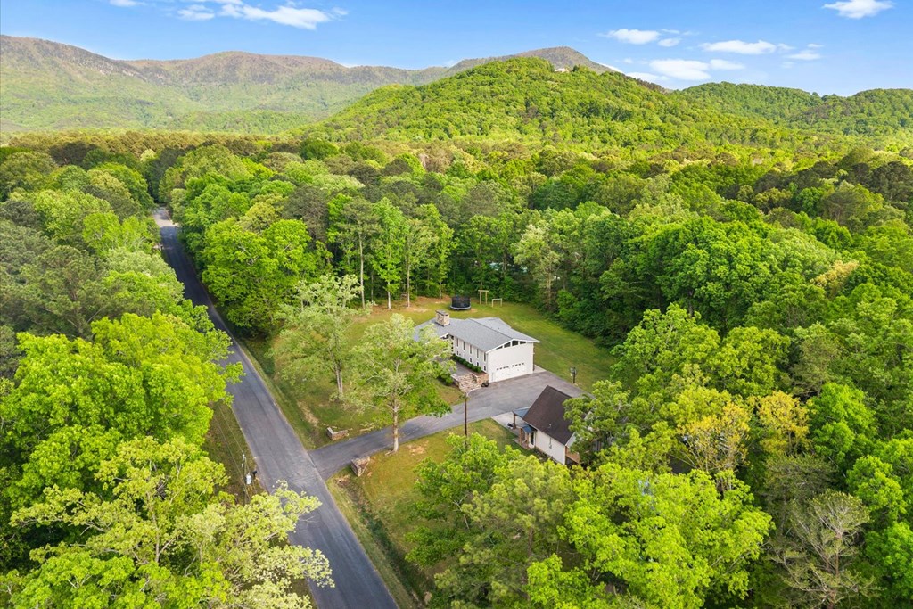 429772 Chatsworth Residential