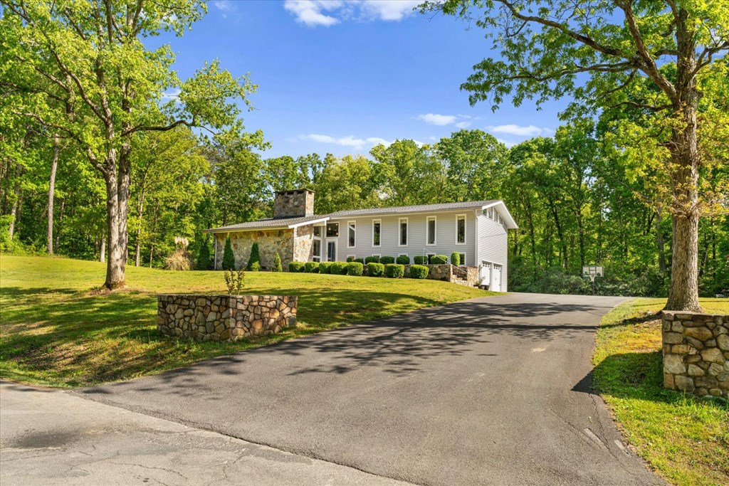 429772 Chatsworth Residential