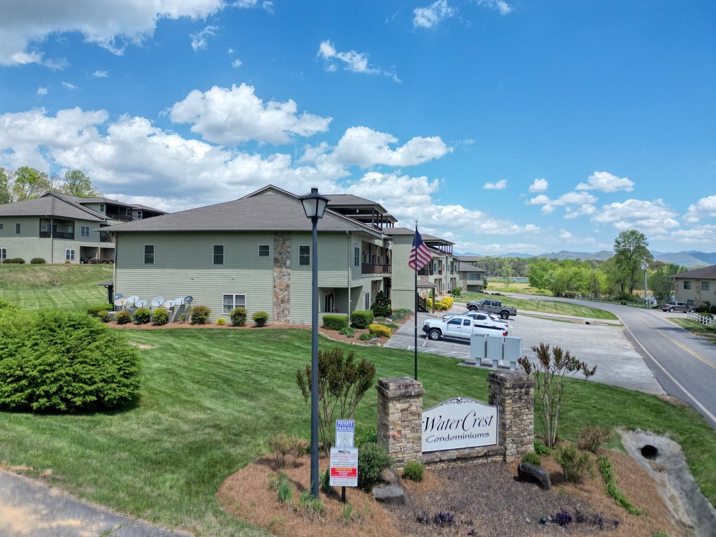 429944 Young Harris Condominium