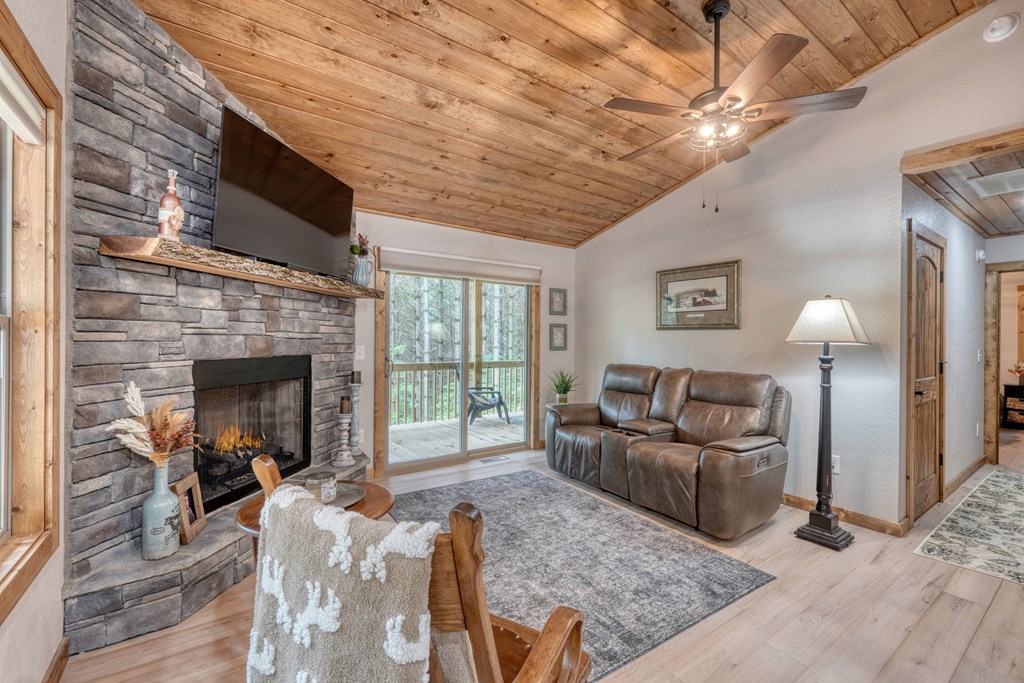 432880 Hayesville Active