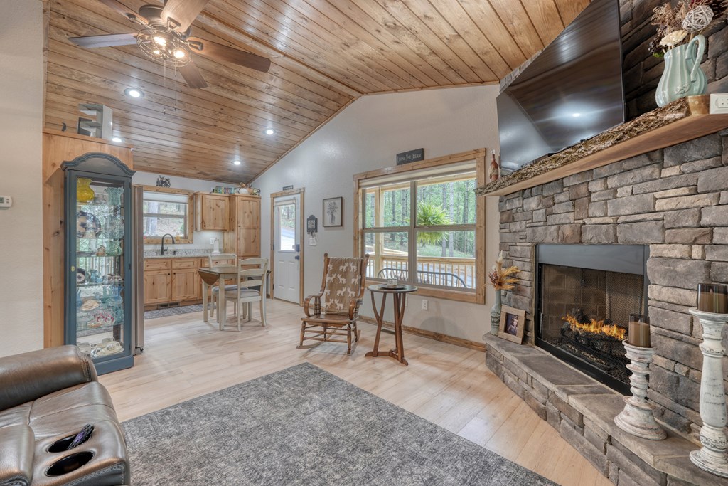 432880 Hayesville Active