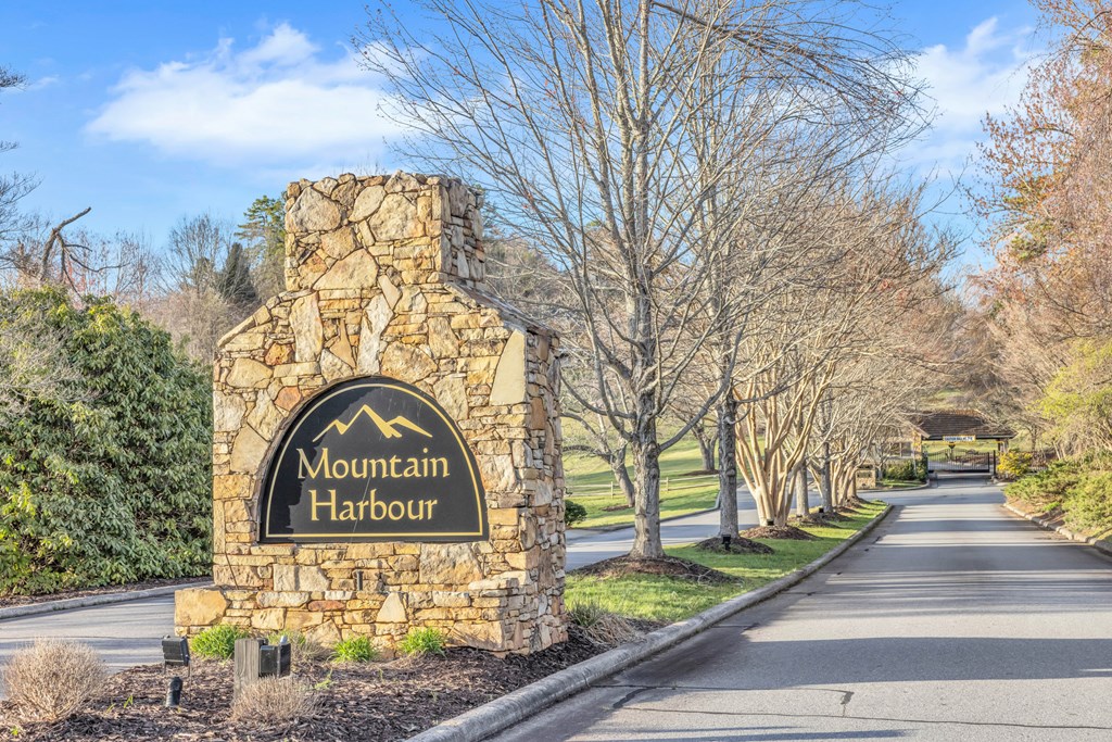 433971 Hayesville
 Land