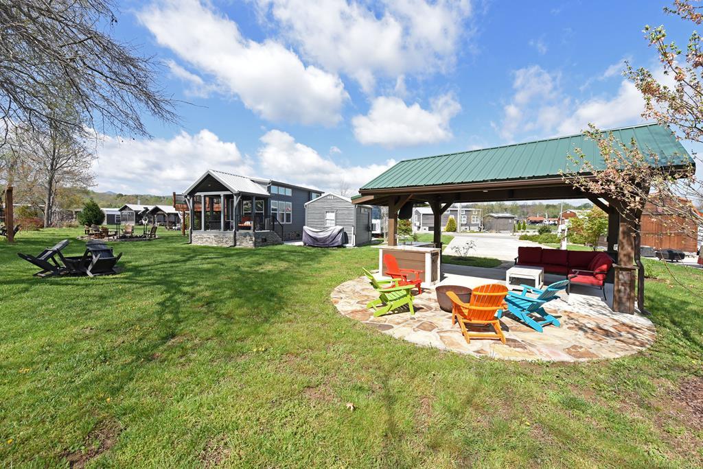 433987 Blairsville
 Land