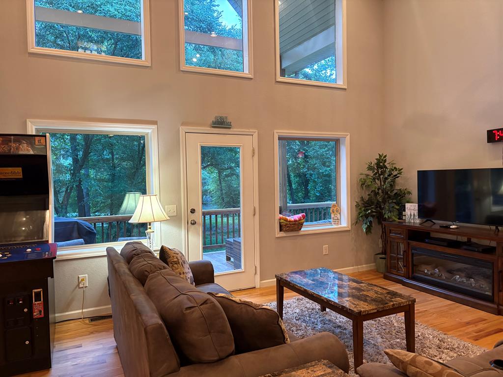434657 Hayesville Active