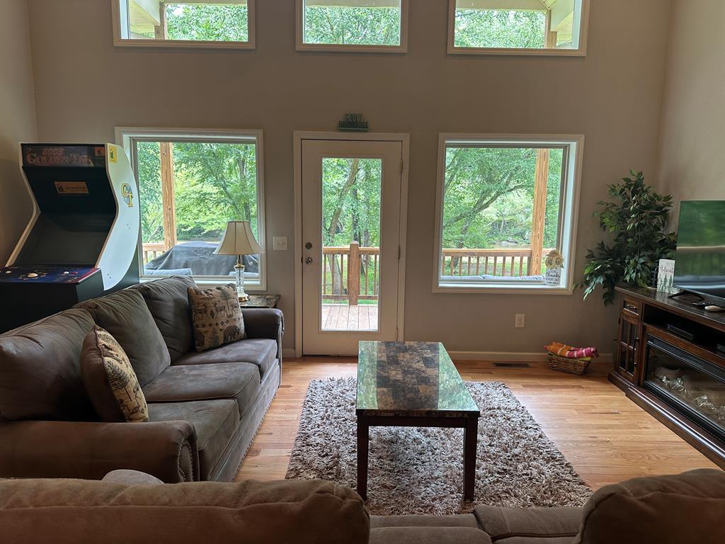 434657 Hayesville Active