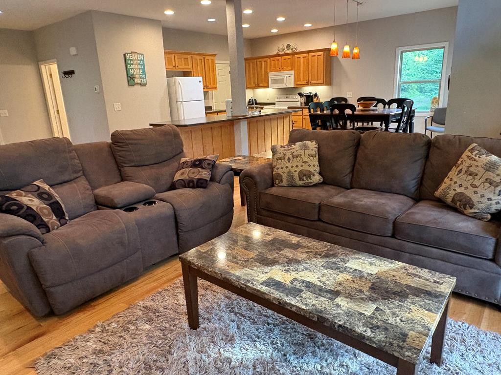 434657 Hayesville Active