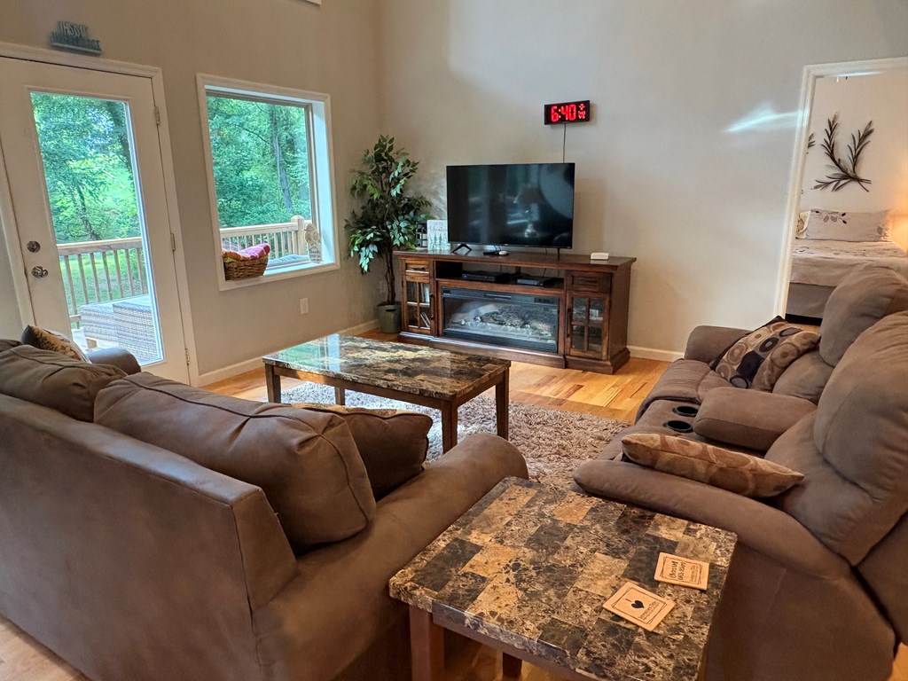 434657 Hayesville Active