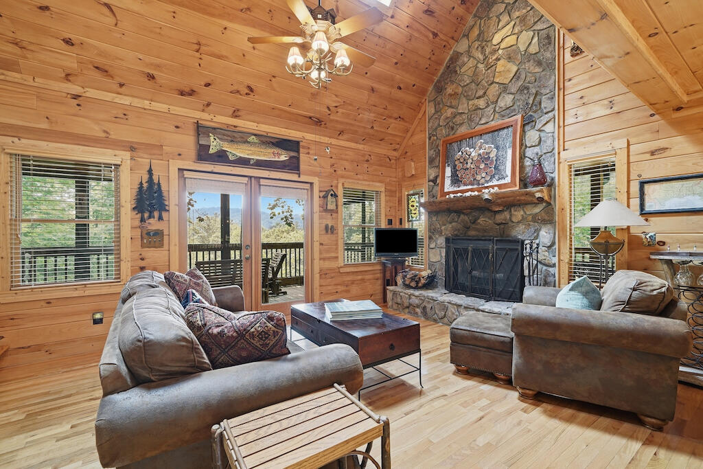 435248 Blue Ridge Active