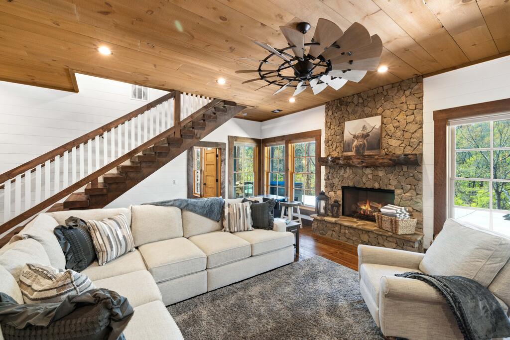 435305 Mineral Bluff Active