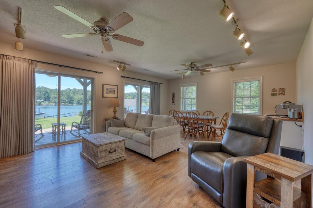 435423 Hayesville Active