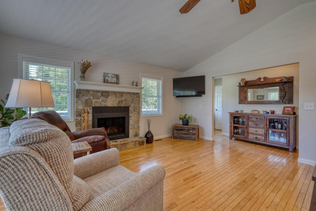 435423 Hayesville Active
