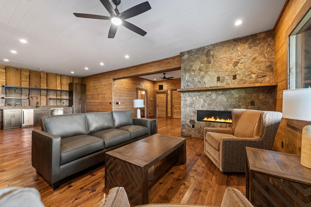 435652 Morganton Active