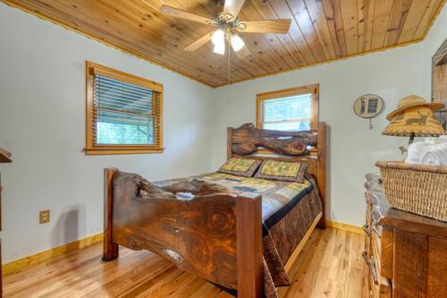 435853 Hayesville Active