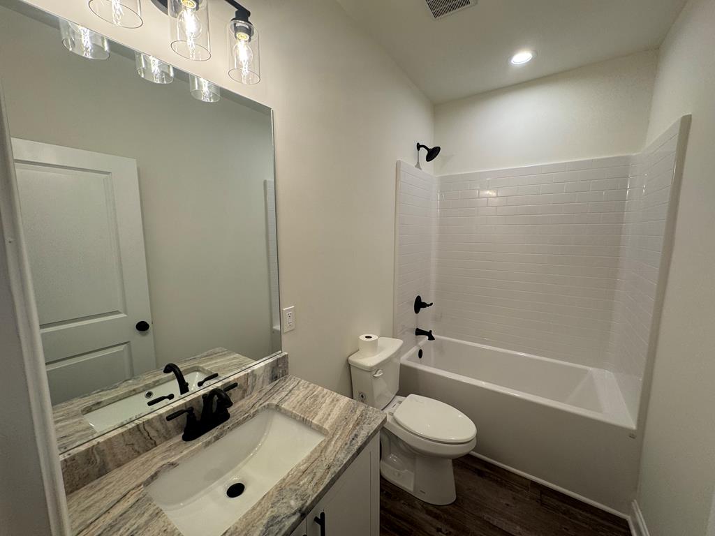404777 Young Harris Residential