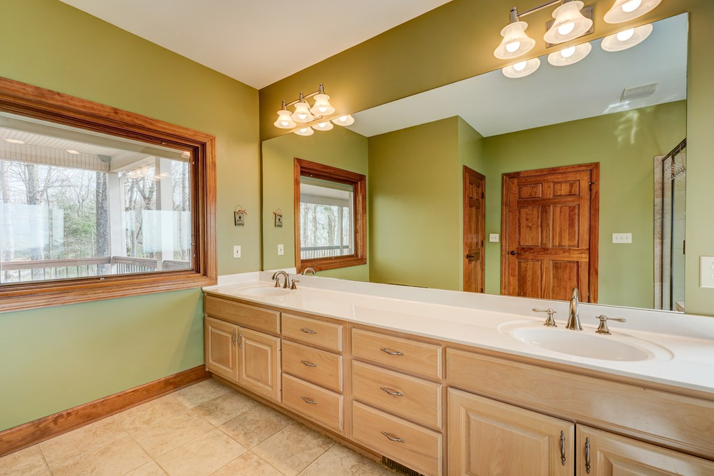 414167 Chatsworth Residential
