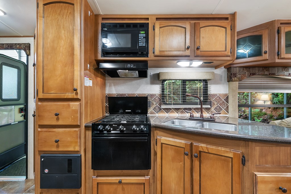 415500 Chatsworth Residential