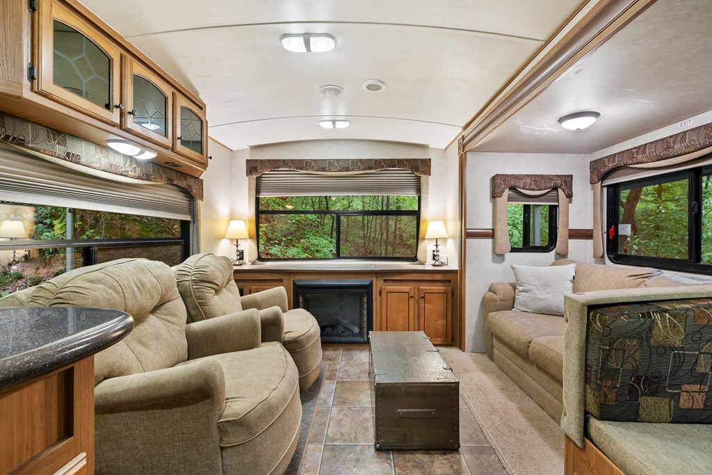 415500 Chatsworth Residential