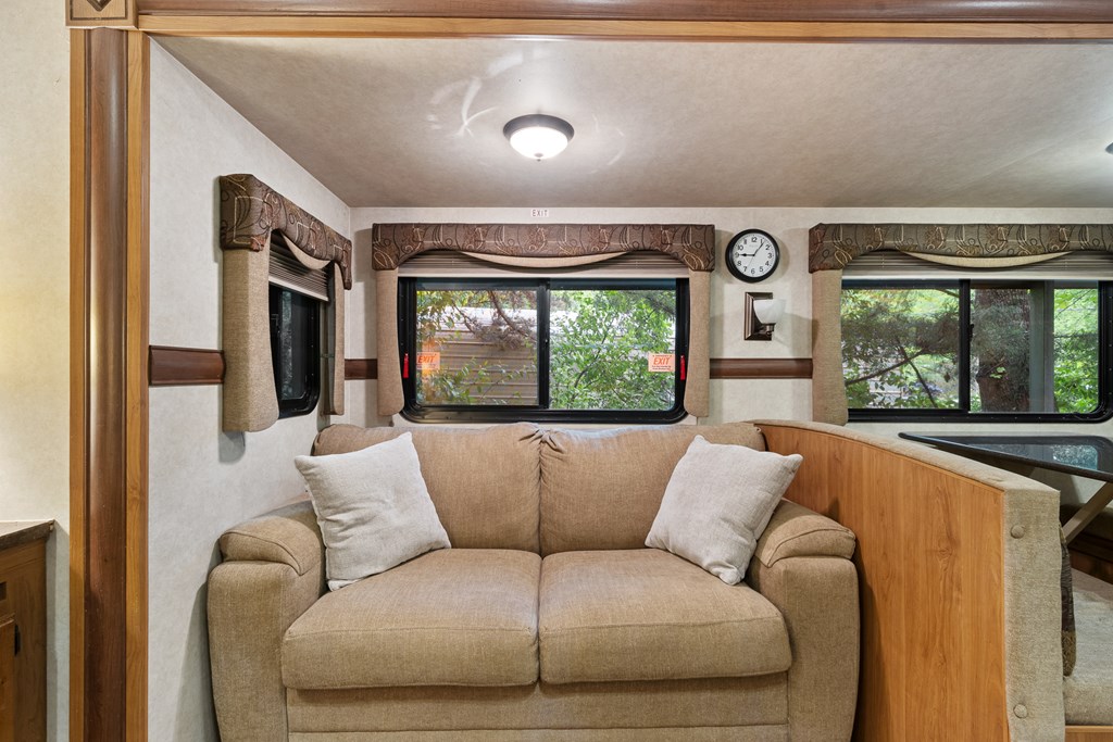 415500 Chatsworth Residential