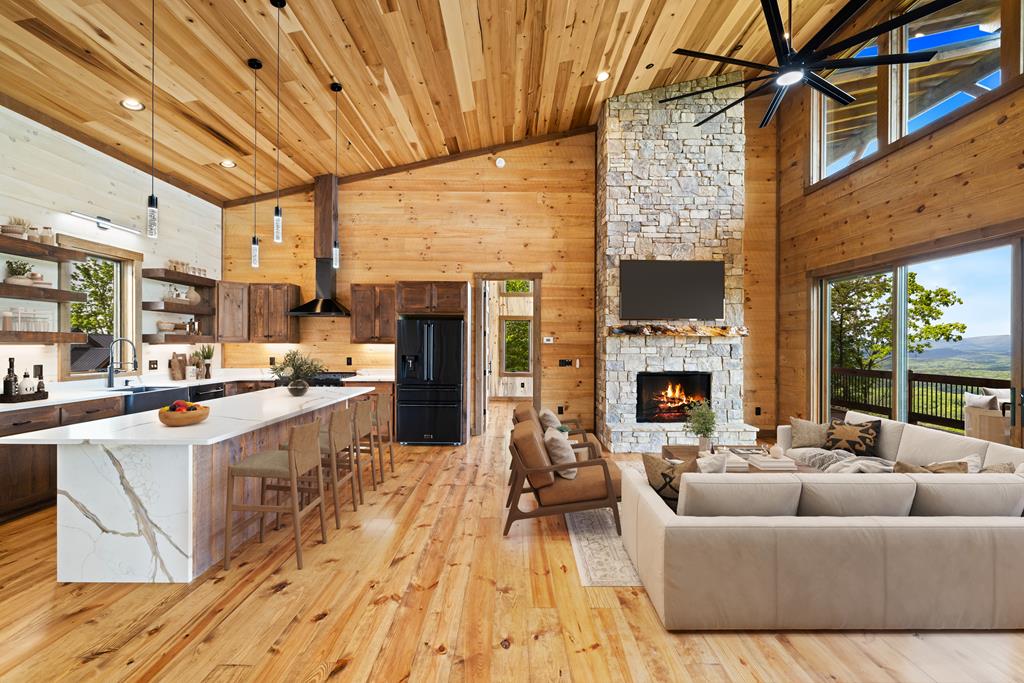 415595 Mineral Bluff Residential