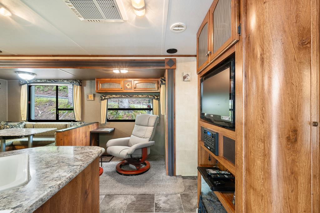 415710 Chatsworth Residential