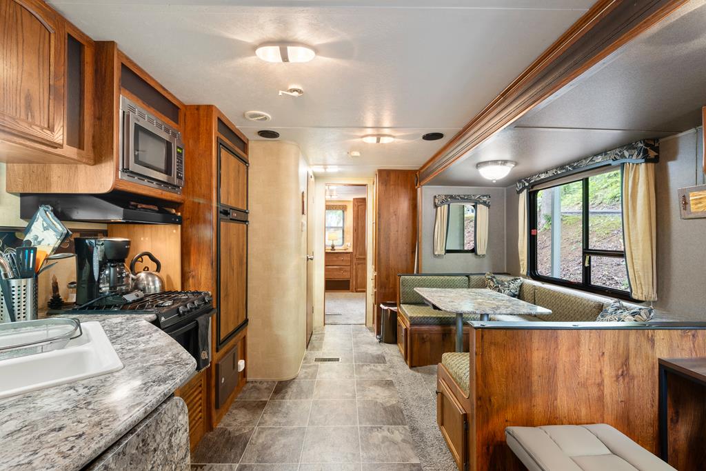 415710 Chatsworth Residential