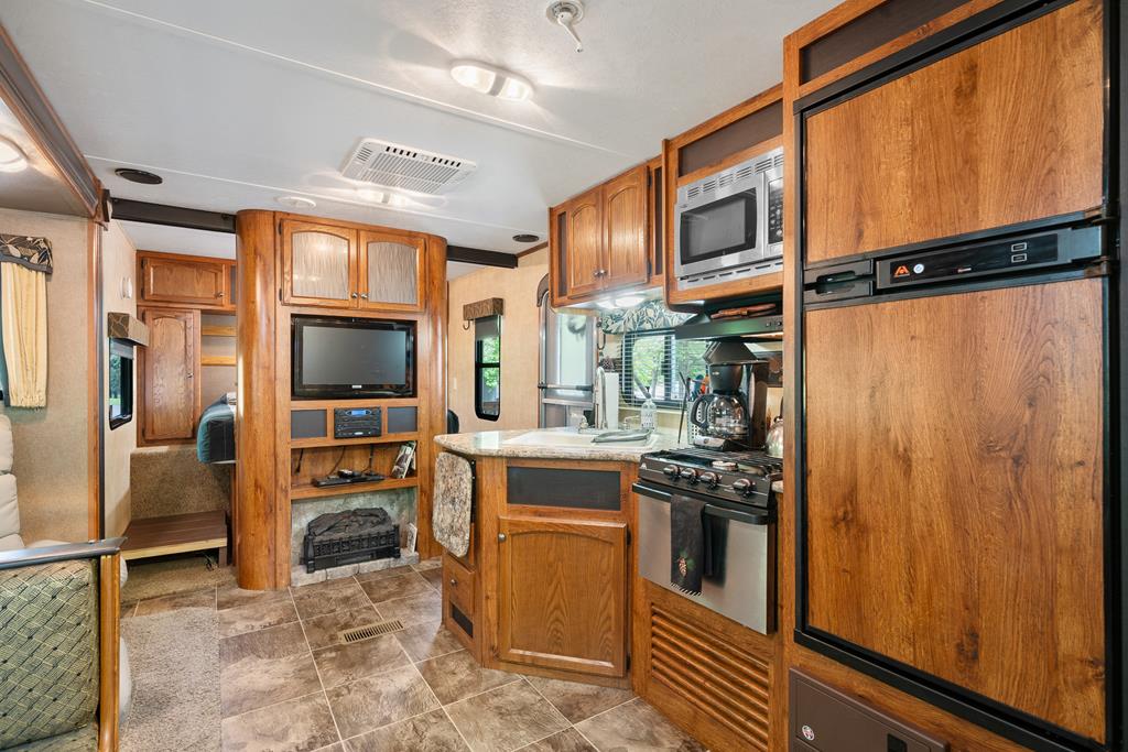 415710 Chatsworth Residential