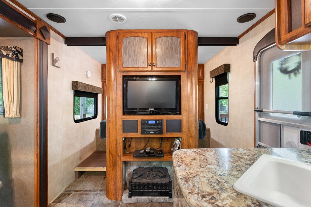 415710 Chatsworth Residential