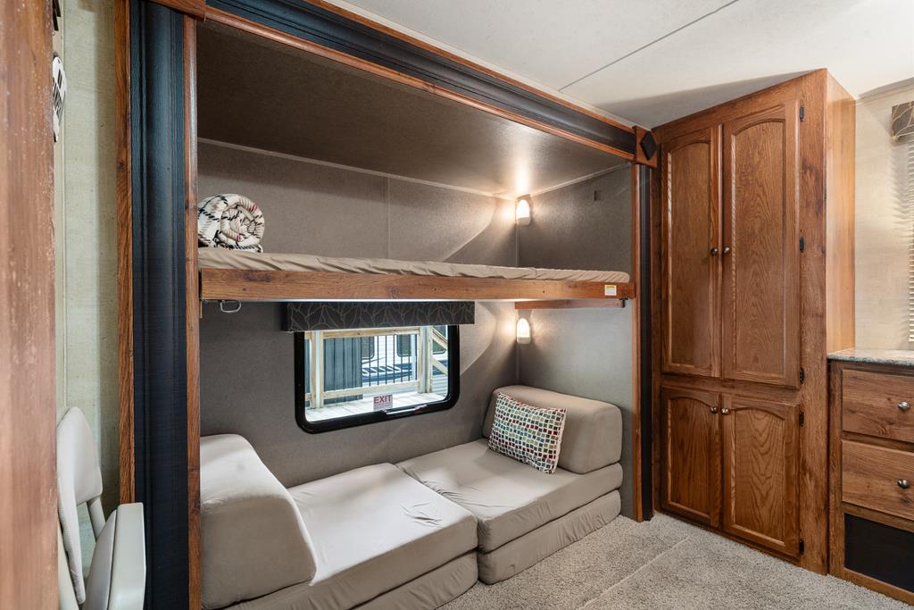 415710 Chatsworth Residential