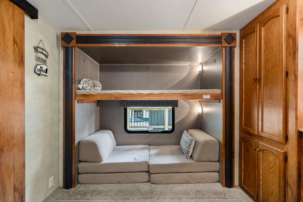 415710 Chatsworth Residential
