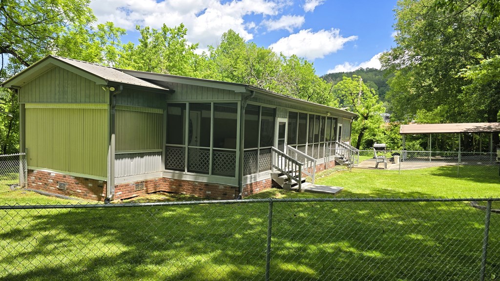 415871 Young Harris Residential