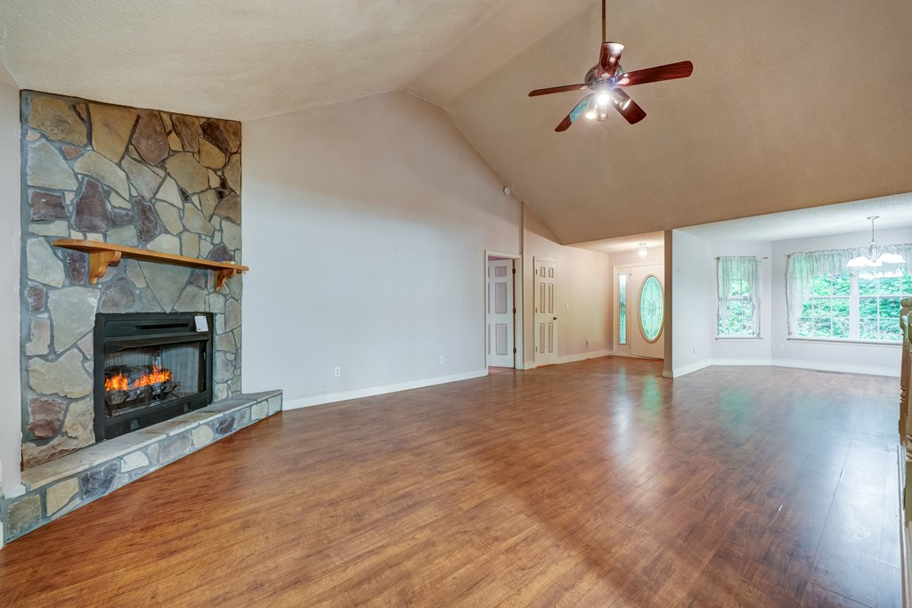 415973 Chatsworth Residential