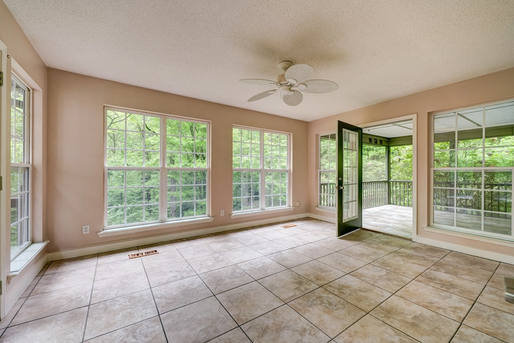 415973 Chatsworth Residential