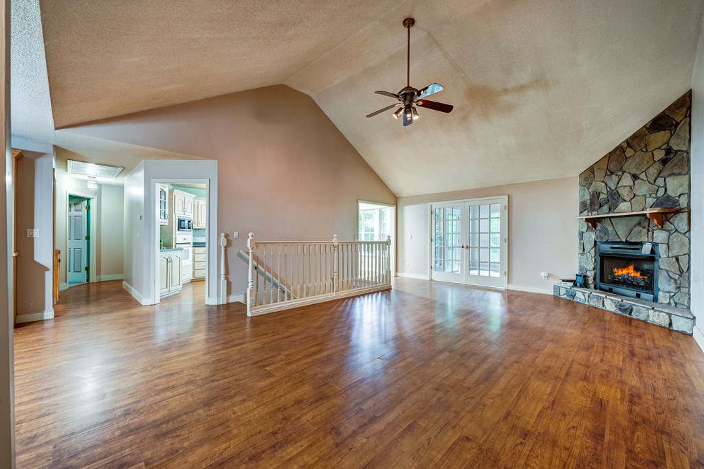 415973 Chatsworth Residential