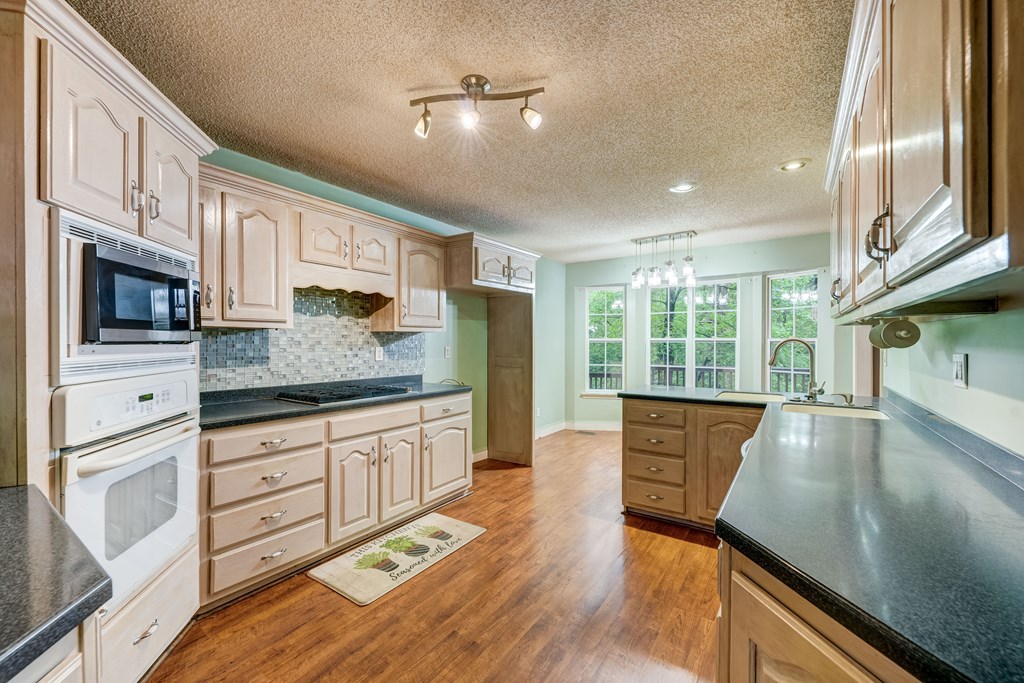 415973 Chatsworth Residential