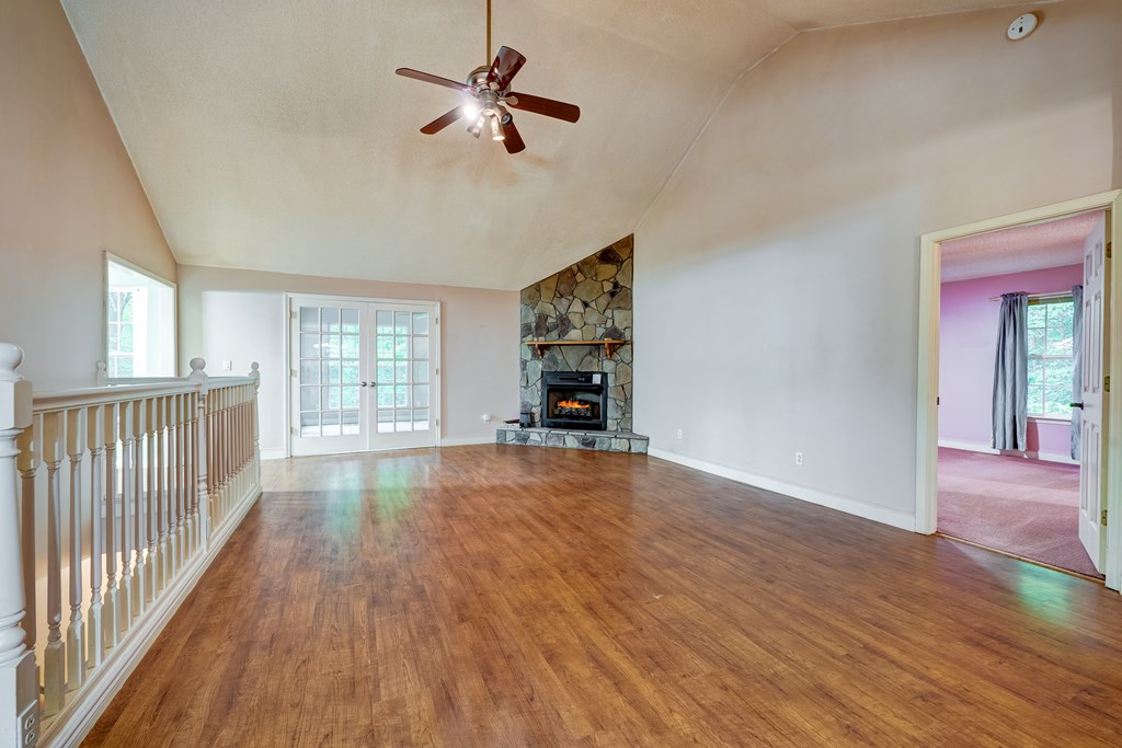 415973 Chatsworth Residential