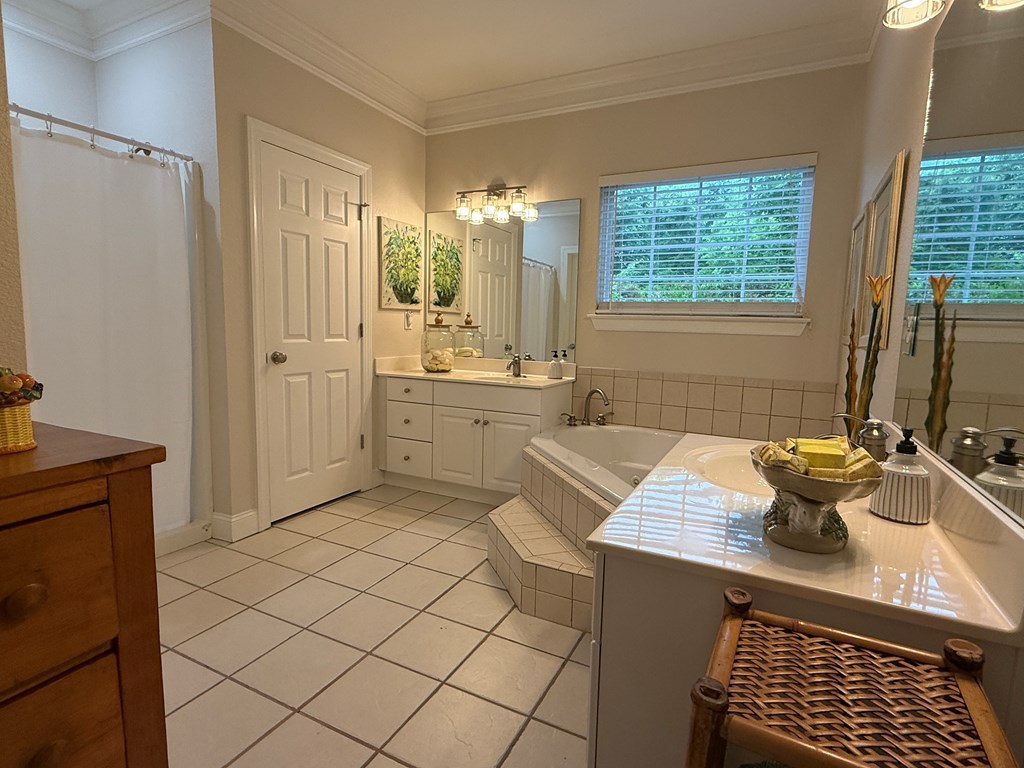 416121 Clayton Condominium