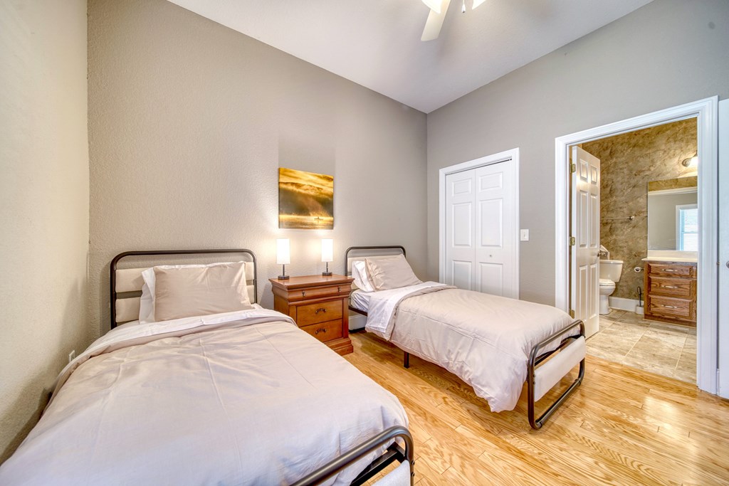 416129 Young Harris Condominium